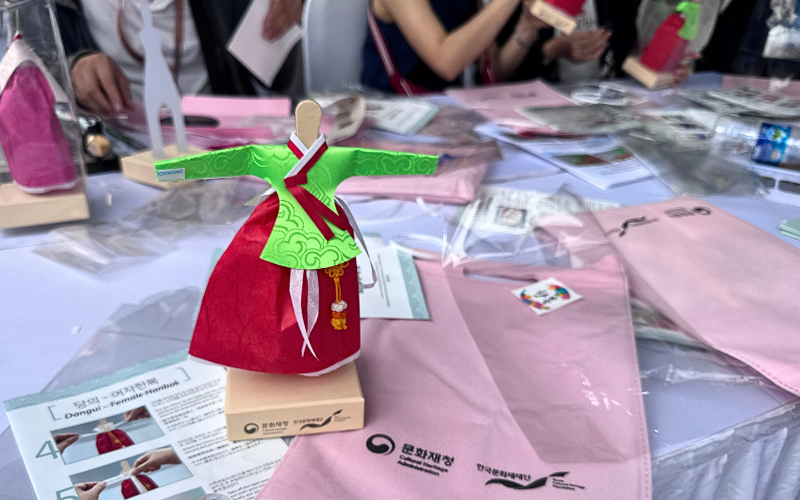 Quy trình thực hiện Hanbok giấy không quá phức tạp, mặc dù chỉ là một phiên bản thu nhỏ của Hanbok nhưng sản phẩm quà tặng thủ công vẫn thể hiện rõ được những nét truyền thống thông qua những hoa văn, phụ kiện và câu chuyện ý nghĩa đằng sau. (Ảnh: Nguyễn Lâm Mỹ Duyên)