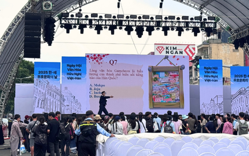 Khu sân khấu thu hút rất đông khán giả với chương trình đố vui về văn hóa Hàn Quốc. (Ảnh: Nguyễn Lâm Mỹ Duyên)