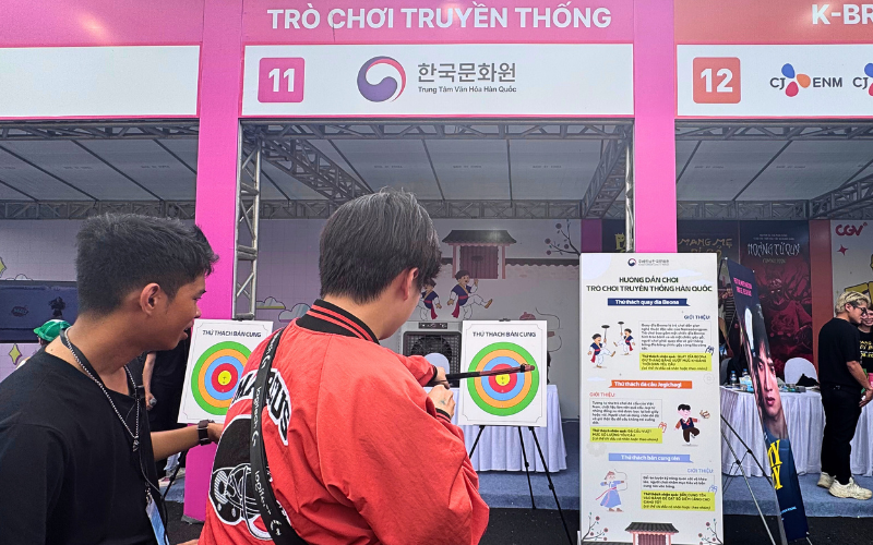 Khu vực trò chơi bắn cung vô cùng thử thách, đòi hỏi sự tập trung và khéo léo tối đa từ người tham gia. (Ảnh: Nguyễn Lâm Mỹ Duyên)