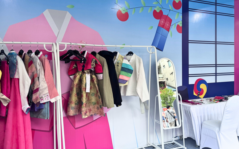 Không gian trải nghiệm Hanbok thoải mái, có rất nhiều những anh chị hỗ trợ nhiệt tình. (Ảnh: Nguyễn Lâm Mỹ Duyên)