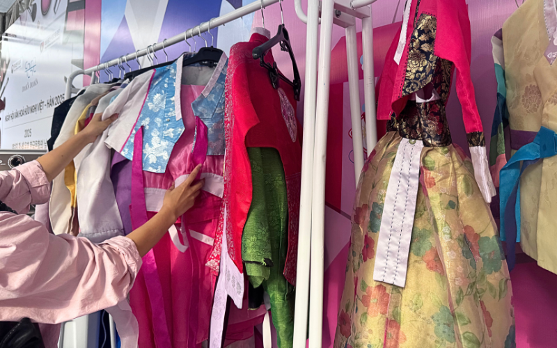 Những bộ Hanbok lộng lẫy đa dạng và nhiều màu sắc, mang đến nhiều lựa chọn cho khách.  (Ảnh: Nguyễn Lâm Mỹ Duyên)