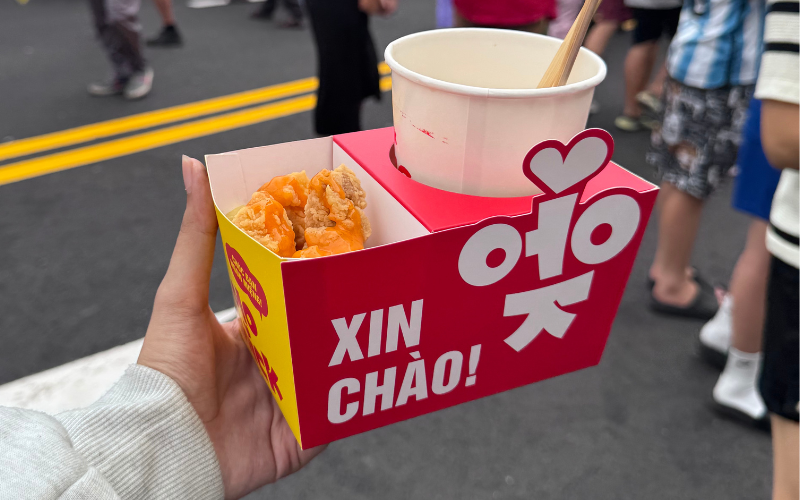Mình cũng trải nghiệm kha khá những món ăn đặc trưng của Hàn Quốc tại các gian hàng, hương vị gần như tương tự với những món mình đã được trải nghiệm tại Hàn Quốc trước đây! (Ảnh: Nguyễn Lâm Mỹ Duyên)