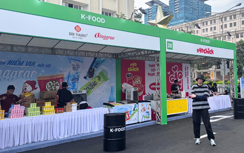 Các gian hàng K-food đảm bảo mang đến những sản phẩm đồ ăn thức uống chuẩn vị Hàn Quốc và khá đa dạng. (Ảnh: Nguyễn Lâm Mỹ Duyên)