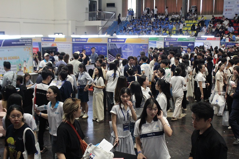 Không khí náo nhiệt tại Hội thảo Du học Hàn Quốc 2025 ngay trong ngày đầu tiên. (Ảnh: Lưu Thị Thu Loan)