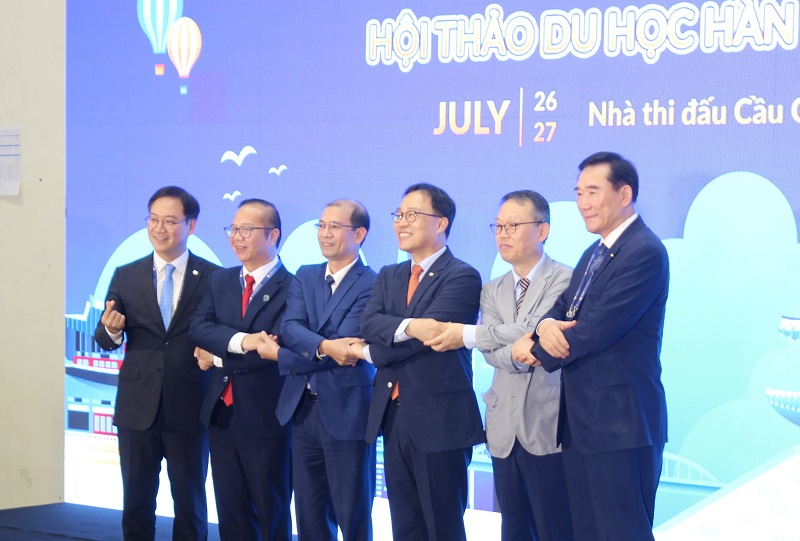Hội thảo Du học Hàn Quốc 2025 vinh dự chào đón sự hiện diện của Đại sứ Hàn Quốc tại Việt Nam Choi Young Sam (thứ 3 từ phải sang). (Ảnh: Lưu Thị Thu Loan)