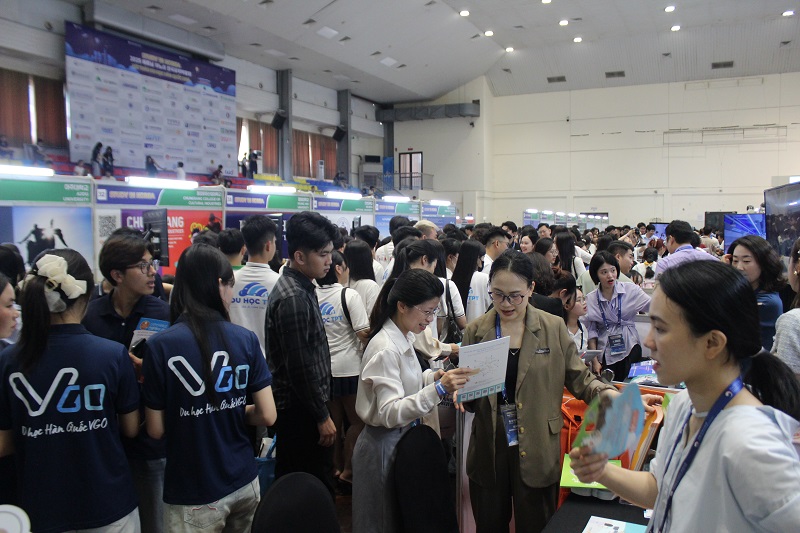 Gian hàng giới thiệu và tư vấn du học Hàn Quốc chính thức được vận hành và diễn ra trong cả hai ngày của Hội thảo. (Ảnh: Lưu Thị Thu Loan)