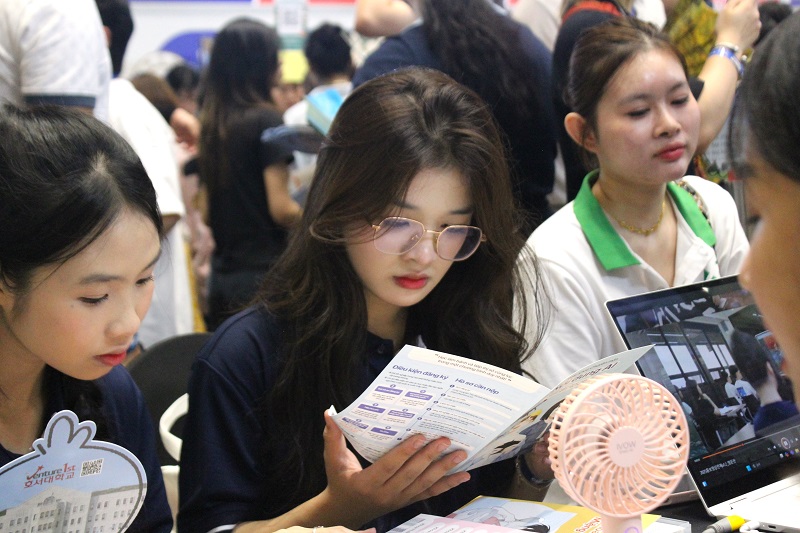 Rất đông các bạn học sinh, đặc biệt là học sinh cấp 3 vừa hoàn thành kỳ thi THPT đến tham gia Hội thảo trước khi đưa ra định hướng cho tương lai. (Ảnh: Lưu Thị Thu Loan)