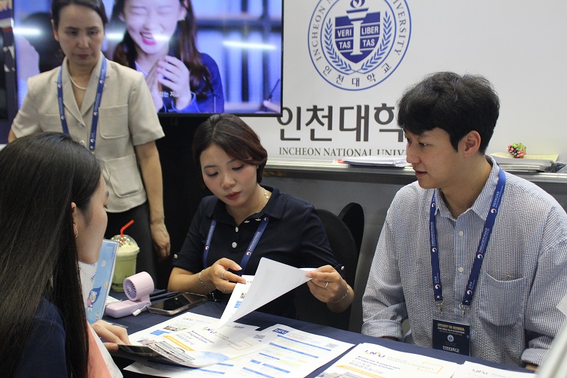 Hình thức tư vấn 1:1 với đại diện của trường giúp cho các bạn học sinh, sinh viên nắm rõ được thông tin của trường và được giải đáp nhanh chóng, kịp thời. (Ảnh: Lưu Thị Thu Loan)