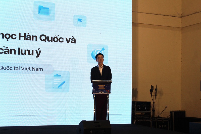 Đại diện Đại sứ quán Hàn Quốc tại Việt Nam hướng dẫn thủ tục xin visa du học Hàn Quốc và giải đáp những thắc mắc có liên quan. (Ảnh: Lưu Thị Thu Loan)