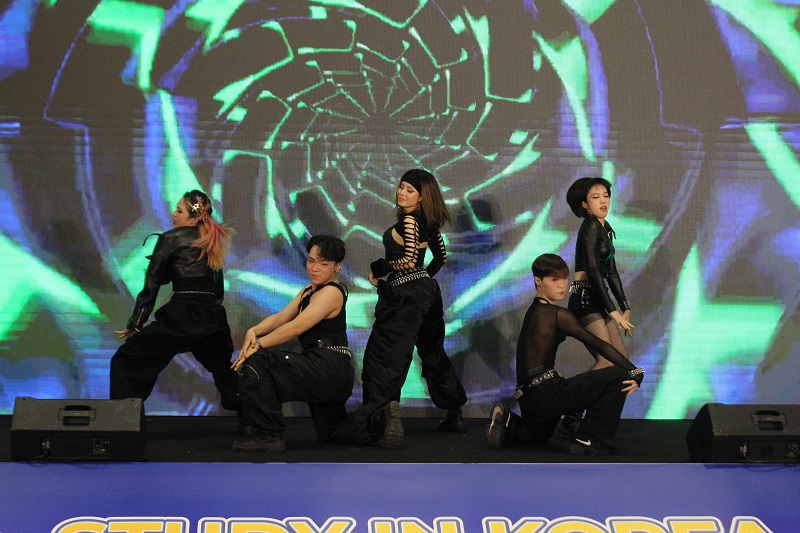 Quán quân Street Women Fighter 2024 (bản Việt) - nhóm nhảy FED Crew trình diễn ca khúc “Flip Flop” (Gummy) và “Killin’ It Girl” (BTS J-Hope) trong giờ giải lao, trước thềm công bố kết quả vòng chung kết cuộc thi. (Ảnh: Lưu Thị Thu Loan)