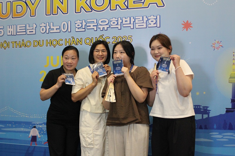 Hoạt động chụp Photobooth tại gian hàng của Tổng cục Du lịch Hàn Quốc (KTO) tại Việt Nam thu hút sự tham gia đông đảo của khách tham quan cùng đại diện đến từ các trường đại học Hàn Quốc. (Ảnh: Lưu Thị Thu Loan)