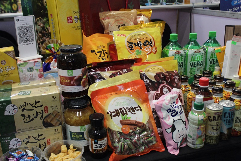 Những thực phẩm K-food cũng được giới thiệu tại hội thảo, đón nhận sự quan tâm của không ít các bậc phụ huynh. (Ảnh: Lưu Thị Thu Loan)