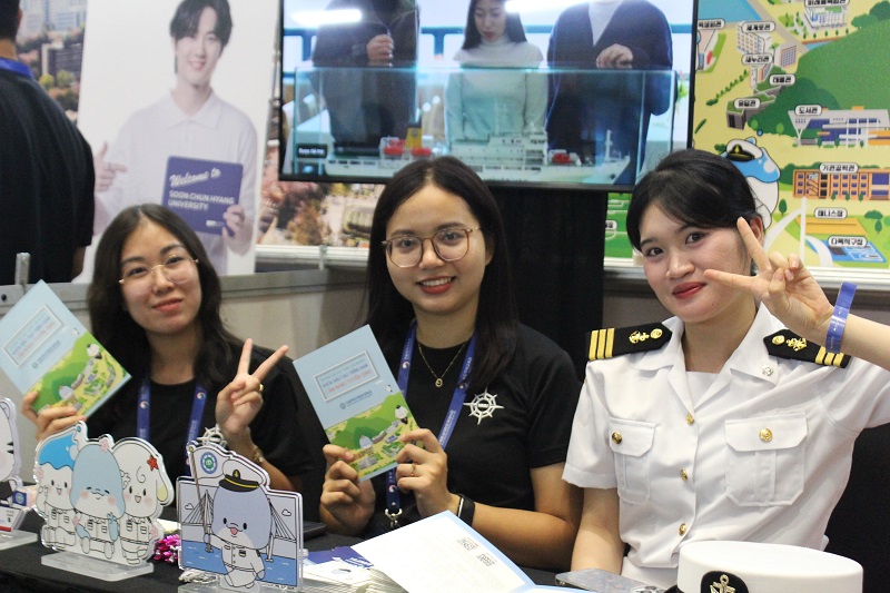 Được gặp gỡ các tư vấn viên siêu dễ thương và nhiệt tinh là một trong những khoảnh khắc đáng nhớ của mình tại Hội thảo. (Ảnh: Lưu Thị Thu Loan)