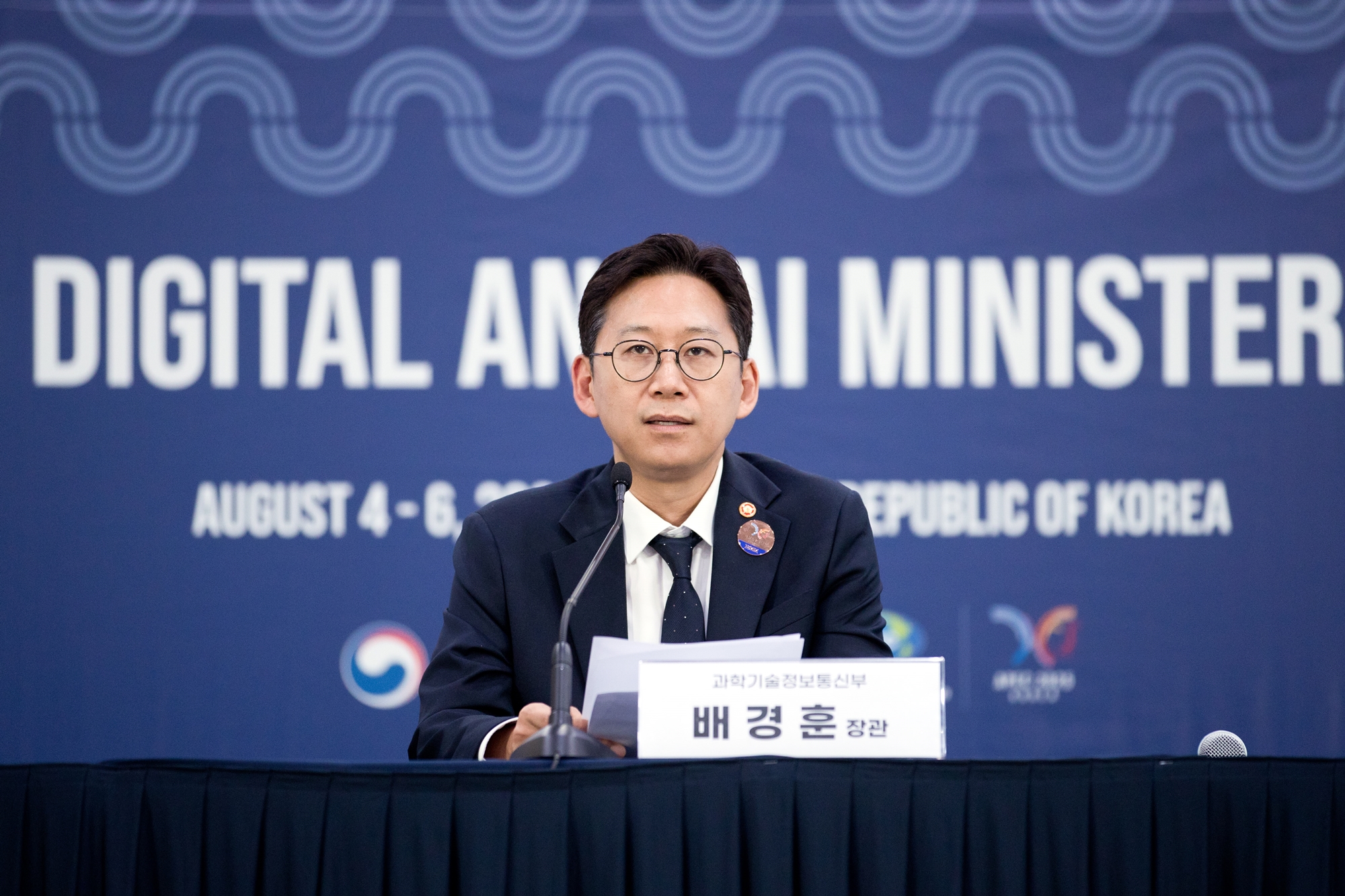 The Ministry of Science and ICT on Aug. 4 hosted the inaugural Asia-Pacific Economic Cooperation meeting of digital and artificial intelligence ministers at the convention center Songdo Convensia in Incheon's Yeonsu-gu District. Minister Bae Kyunghoon is shown holding the news briefing of the event. (Ministry of Science and ICT)  