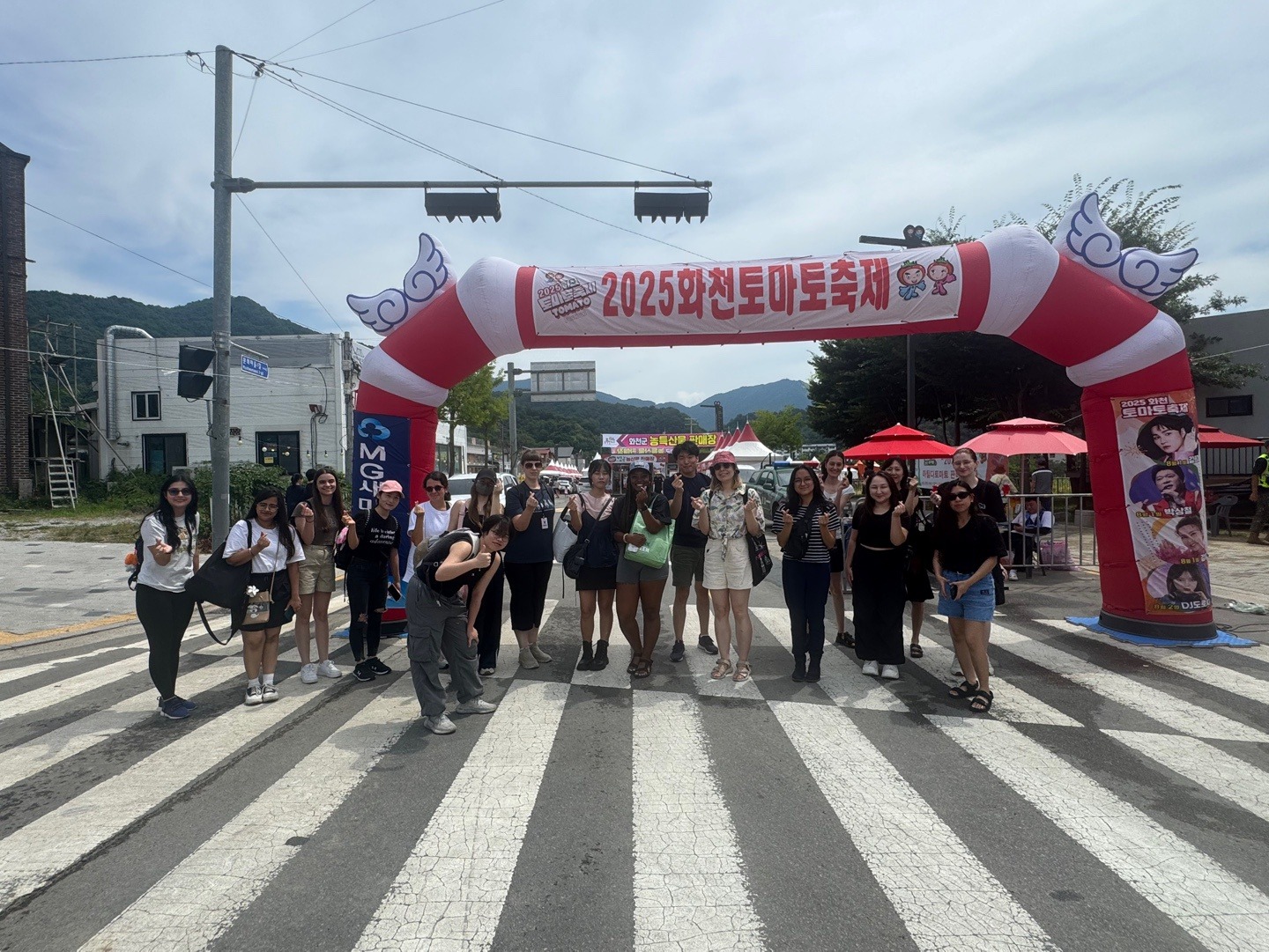 Photo de groupe des journalistes honoraires invités au festival. © Korea.net