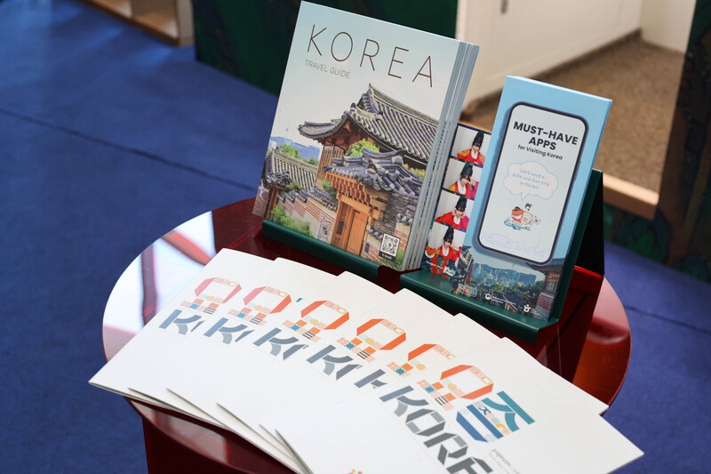 主办方通过宣传手册介绍江原道、庆尚道等代表性旅游胜地及重要节庆。韩宣网名誉记者杨诗薇 摄