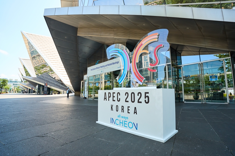 8月5日，韩宣网名誉记者团探访了正在仁川松岛国际会展中心举行的APEC 2025第三次高级官员会议（SOM3）。图为仁川松岛国际会展中心前设置的APEC 2025的徽标。韩宣网名誉记者徐傲 摄
