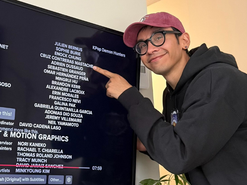 El animador mexicano Cruz Contreras muestra con orgullo su nombre en los créditos de la película 'Las guerreras K-pop', un proyecto en el que participó como artista de Character Effects