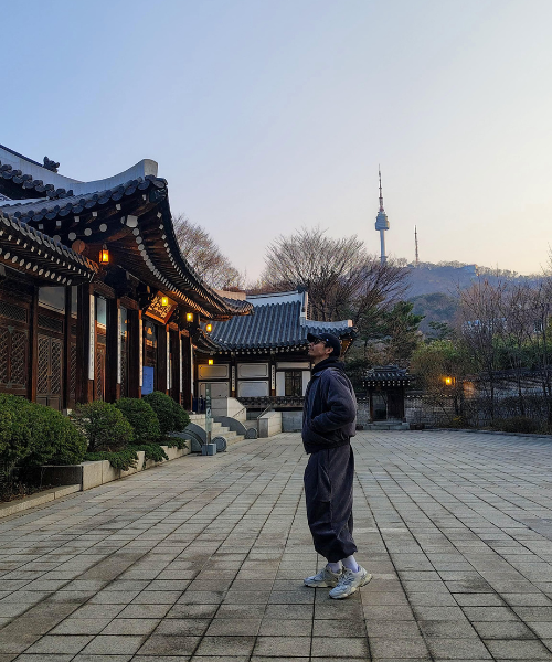 Durante su visita a Corea, el animador recorrió la Aldea Tradicional de Namsangol, en Seúl, donde conoció más sobre la cultura.