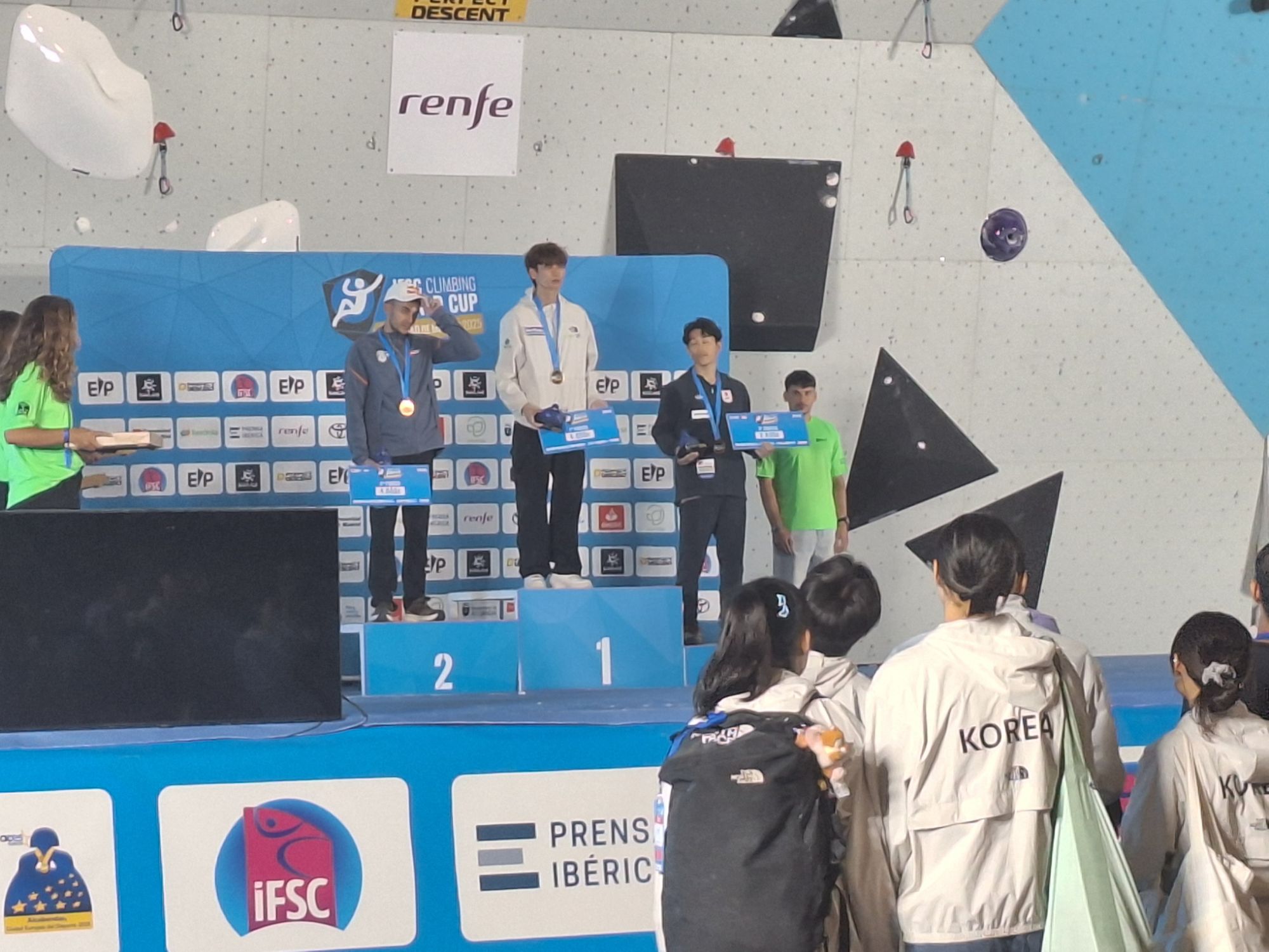 Alberto Ginés, Lee Do-Hyun y Satone Yoshida en el podio de la IFSC Climbing World Cup Comunidad de Madrid 2025