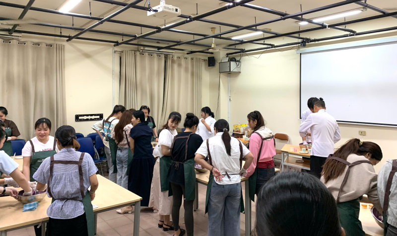 Các bạn được trực tiếp làm bánh Dasik và cùng nhau thưởng thức. (Ảnh: Huỳnh Ngô Yến Nhi)