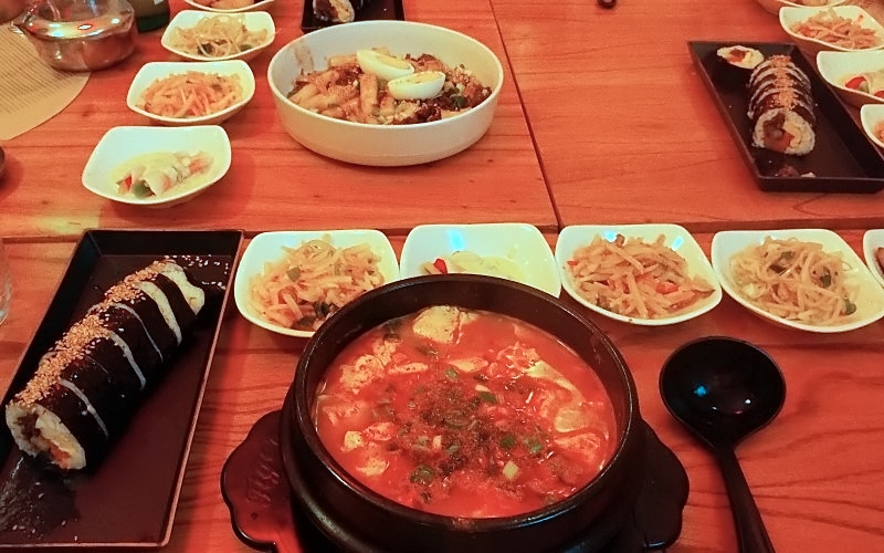 Gimbap, gungjung tteokbokki y kimchi jjigue formaron parte de la cena | José Alirio Peña