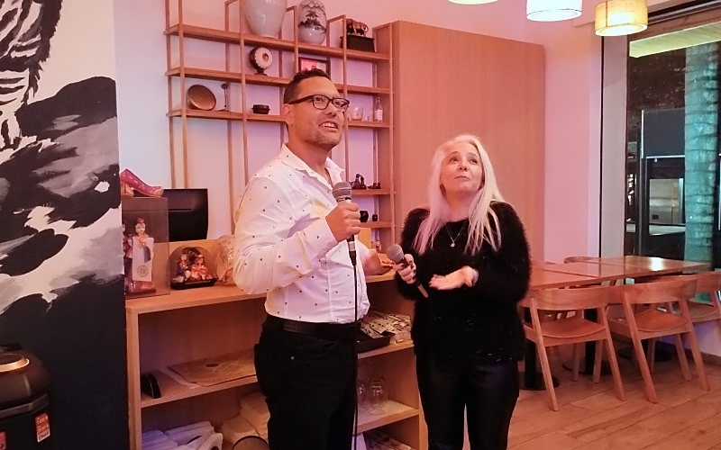 José Alirio y Florencia esperando sincronizar con la pista | Hanok Restó