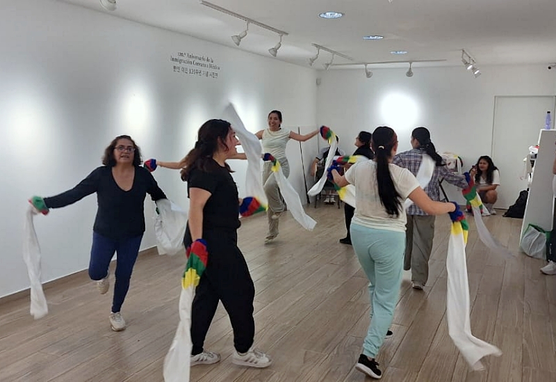 Alumnas practicando en el taller de Talchum en el Centro Cultural Coreano en México. | Ana Cristina Castaños