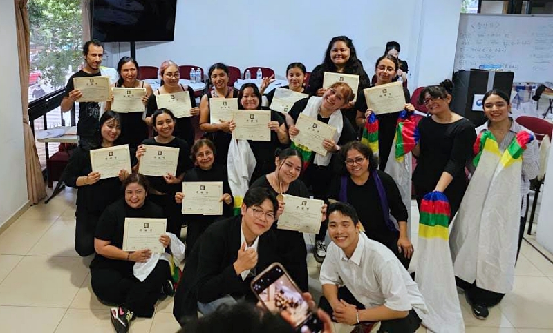 Alumnos del taller de Talchum en el Centro Cultural Coreano en México en la entrega de reconocimientos. | Ana Cristina Castaños