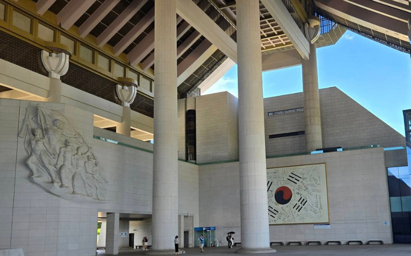 Eingangsbereich des interessanten Koreanischen Unabhängigkeitsmuseums in Chonan © Frank H. Lee
