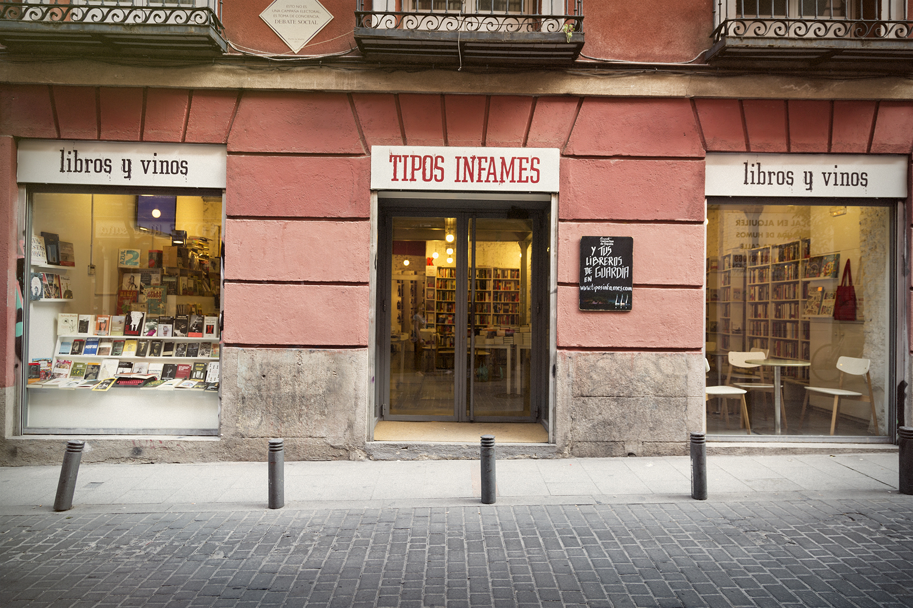 Fachada de la librería madrileña Tipos Infames, lugar donde se realizó el evento literario con la presencia del autor coreano Kim Ho-yeon.