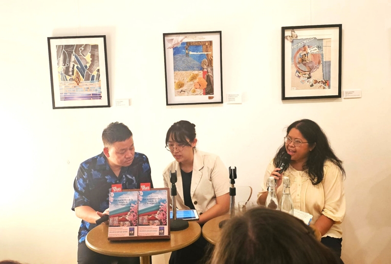En la imagen, Kim Ho-yeon, su traductora y la conductora del acto, Glady Juria.