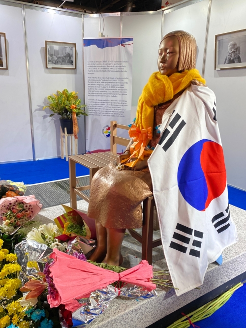 La escultura 'La Niña de la Paz' instalada en la Feria Internacional del Libro de Buenos Aires 2025 por la Fundación Manyoung y la Asociación Civil de Coreanos en Argentina. La réplica en Argentina invita a reflexionar y preservar la memoria histórica. | Mariela Pavon