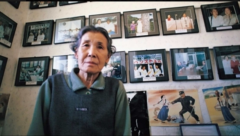 Kim Hak-soon, la primera sobreviviente que en 1991 rompió el silencio y testificó públicamente sobre el sistema de esclavitud sexual militar japonesa. Su valentía marcó el inicio de la lucha por verdad, justicia y reparación. | Sitio web de Mujeres Bacanas