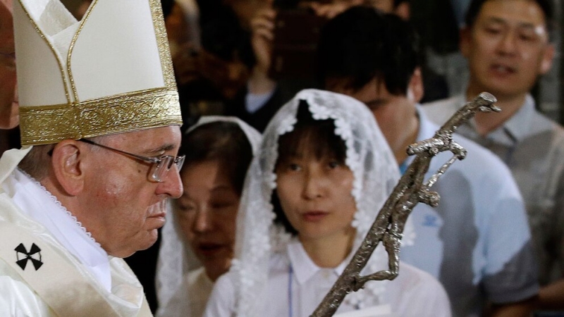 El papa Francisco junto a una sobreviviente del sistema de esclavitud sexual militar japonesa durante su visita a Corea en 2014. | AP