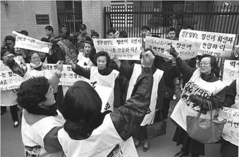 Las 'Manifestaciones Regulares de los Miércoles' frente a la Embajada de Japón en Seúl comenzaron el 8 de enero de 1992 y continúan hasta hoy como símbolo de la lucha por la justicia. | Sitio web de womenandwar.net