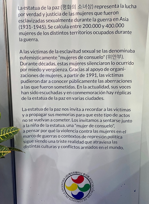Panel informativo en la Feria Internacional del Libro de Buenos Aires 2025 junto a la Estatua de la Paz, explicando su significado y recordando a las víctimas de la esclavitud sexual del ejército japonés. | Mariela Pavón