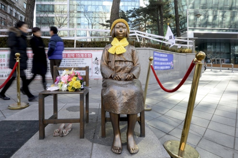 La Estatua de la Paz frente a la embajada de Japón en Seúl, instalada el 14 de diciembre de 2011, se ha convertido en un símbolo internacional de la lucha por la memoria y la justicia. | Reuters