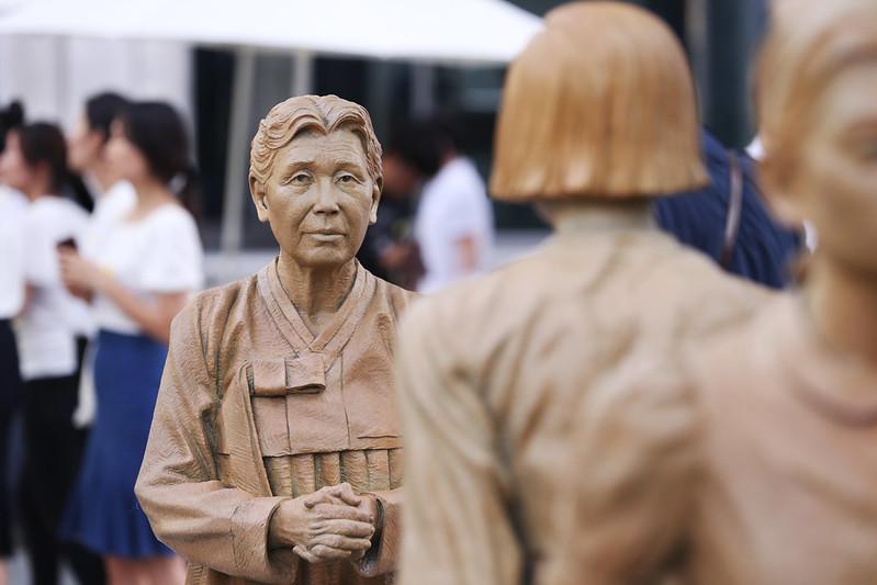 Bajo engaños de trabajo y bienestar decenas de mujeres fueron llevadas a prostíbulos para más tarde convertirlas en esclavas sexuales. La foto muestra una estatua que conmemora a estas mujeres. | Korea.net