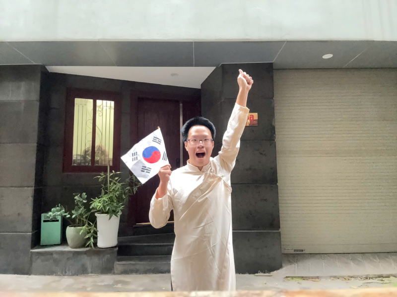 Phóng viên danh dự Korea.net hào hứng hòa mình vào thử thách hướng tới kỷ niệm 80 năm Ngày Giải phóng Hàn Quốc trong khuôn khổ cuộc thi Talk Talk Korea 2025, khi giơ cao lá quốc kỳ Taegeukgi và hô vang khẩu hiệu “Mansae” đầy khí thế. (Ảnh: Hoàng Xuân Tùng)