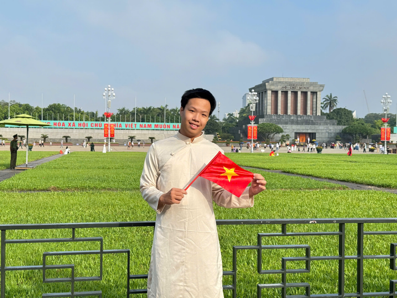 Phóng viên danh dự của Korea.net cảm thấy đầy tự hào khi được cầm trên tay lá cờ Việt Nam và hòa mình vào không khí thiêng liêng của những ngày lễ lớn của dân tộc như Ngày Quốc khánh, Ngày Thương binh Liệt sĩ và nhiều dịp tưởng niệm ý nghĩa khác. (Ảnh: Hoàng Xuân Tùng)