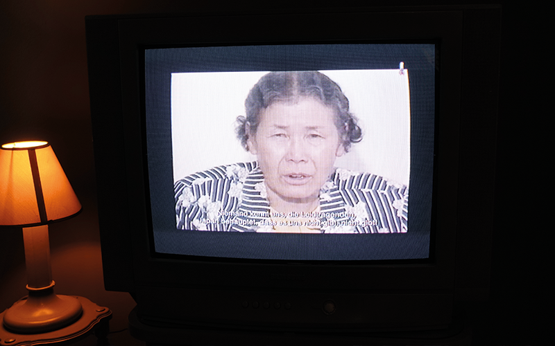 Ein Fernseher zeigt Frau Kim Hak-Soon (김학순 할머니)