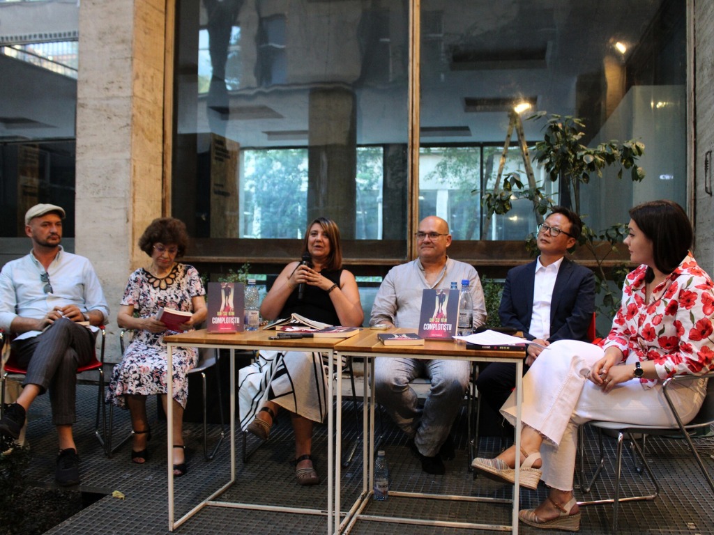 Table ronde à Cărturești Modul — L’auteur Kim Un-su en dialogue avec traducteurs, éditeurs et universitaires lors de la présentation de « Complotistii ». © Editura Paralela 45