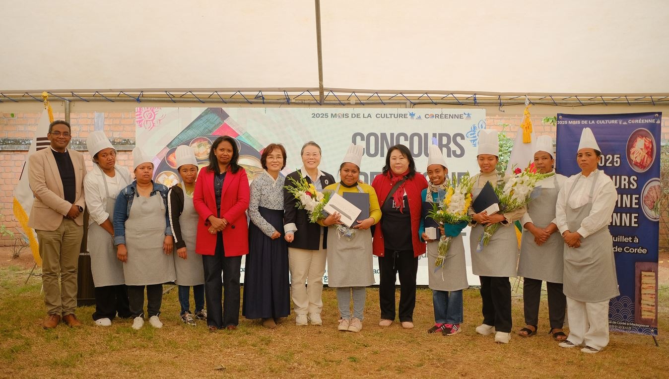 Les finalistes aux côtés du jury du concours de cuisine coréenne. © Ambassade de Corée à Madagascar
