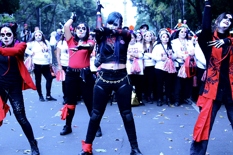 Fans de K-pop bailando durante la Mega Procesión de Catrinas 2024, en el marco de las celebraciones por el Día Mundial del K-pop. | Merit Mendoza
