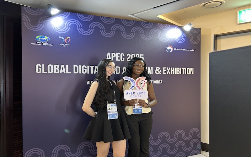 Ehrenberichterstatterinnen beim Global Digital & AI Forum & Exhibition im Rahmen von APEC 2025 in Incheon