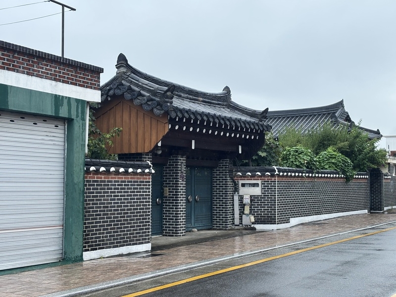 瓢泼雨下，黄理团路青石板闪烁湿光。韩宣网名誉记者 杨诗薇 摄