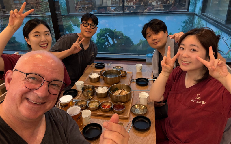 Essen hat einen hohen Stellenwert in Korea. Und mit Freunden isst man auch mal länger im Jjimjilbang und tauscht sich in entspannter Atmosphäre aus