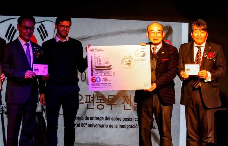 Fotografía conmemorativa del lanzamiento del sobre postal con motivo del 60° aniversario de la inmigración coreana a la Argentina.