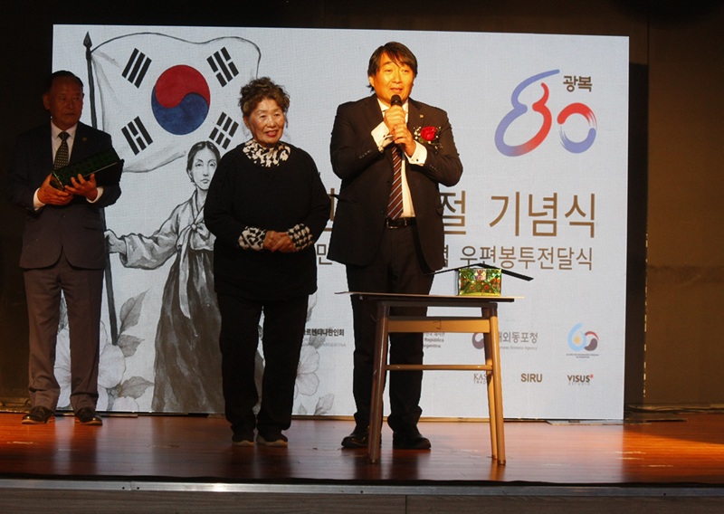 El Presidente de la Asociación Coreana Choi Do-Sun entrega un reconocimiento a la Profesora Kim Hea-Sook el 15 de agosto de 2025.